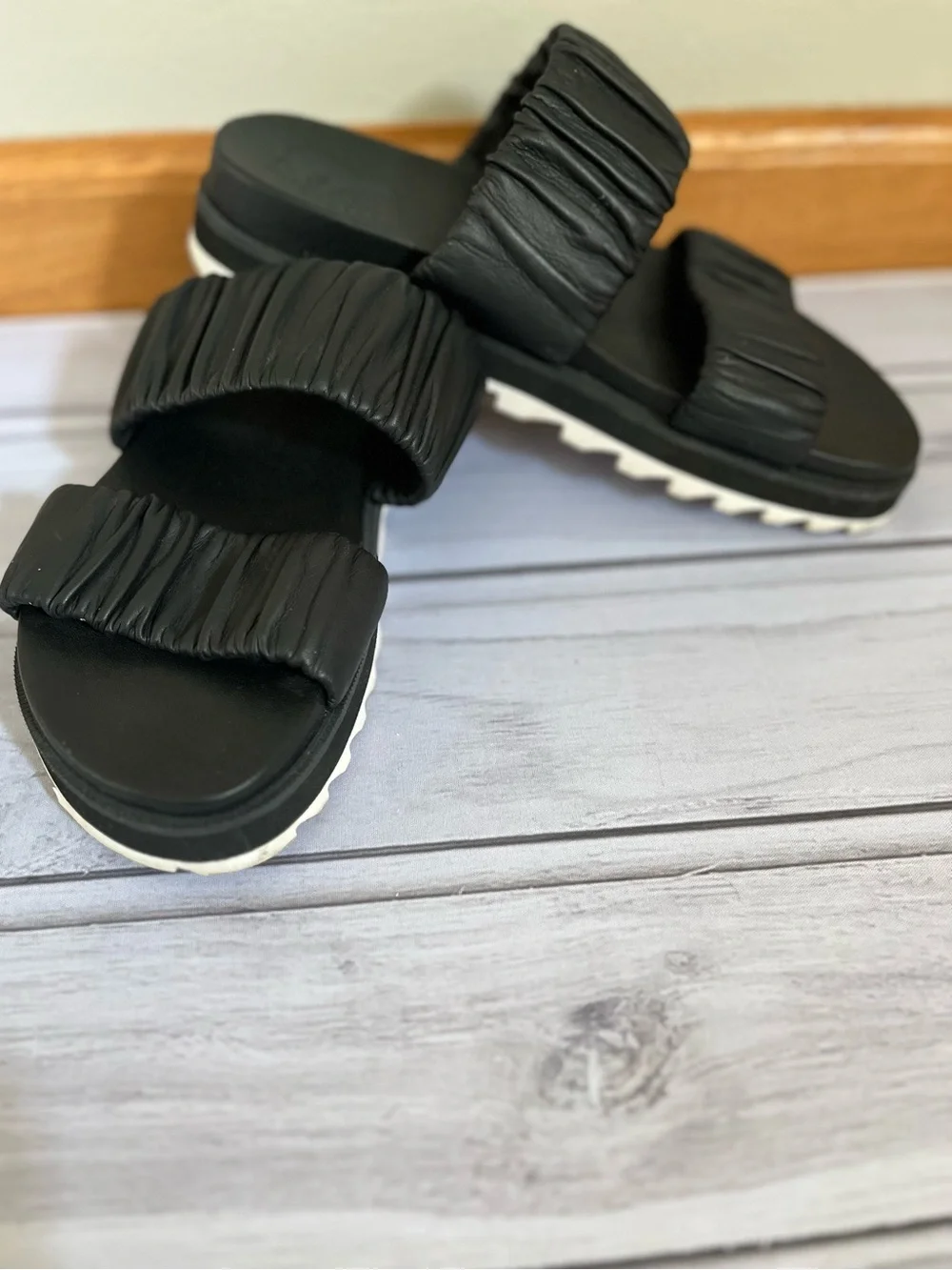 Women’s Sorel black Roaming 2 ruched strap slip on slide sandal. Size 7.5
